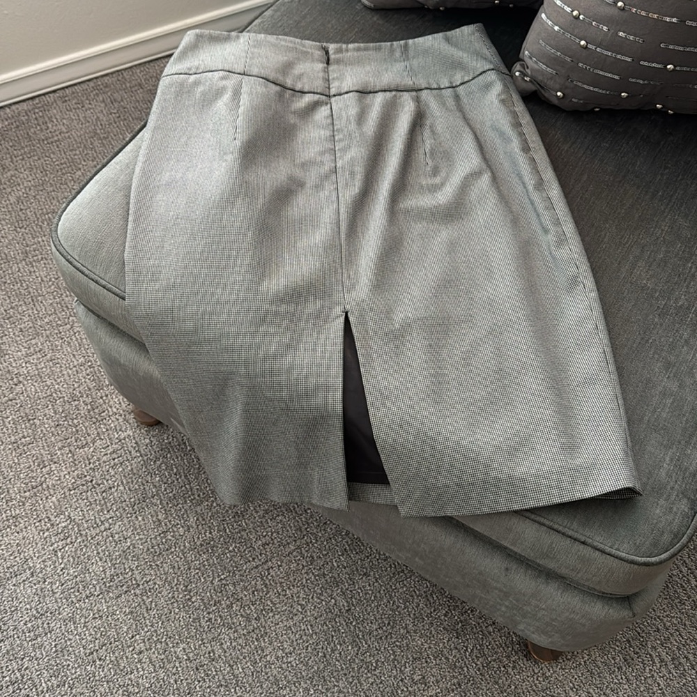 Express pencil skirt with ruffle detail - Picture 3 of 3
